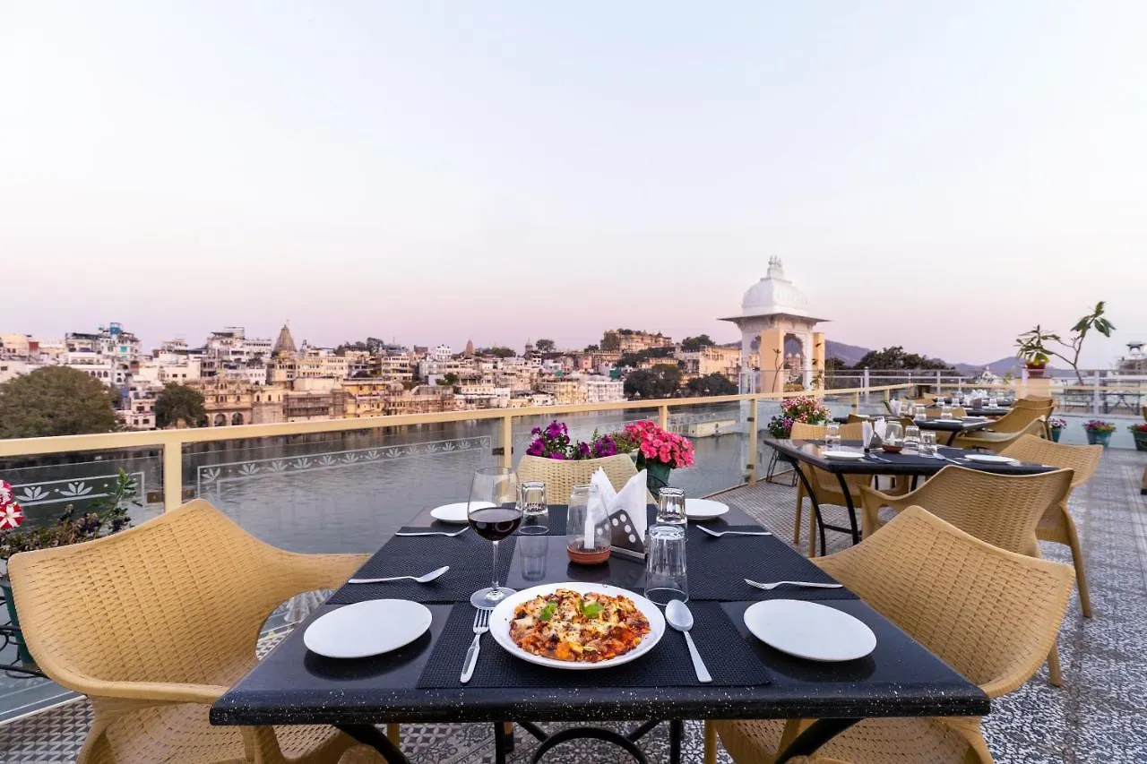 Sarovar - Lake Facing Boutique Hotel On Lake Pichola Udaipur